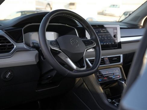 New 2025 Volkswagen Taos SE image 9