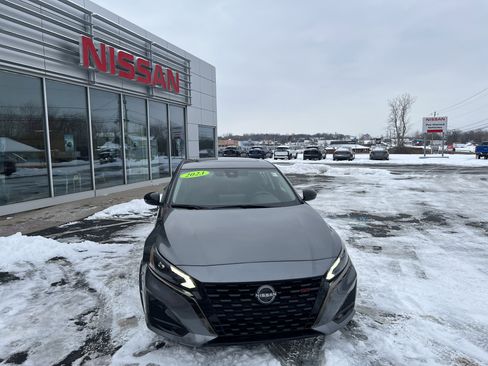 Used 2023 Nissan Altima 2.5 SR w/ SR Premium Package image 16