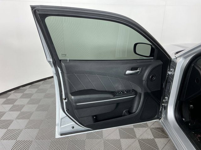 Used 2019 Dodge Charger SXT RWD image 12