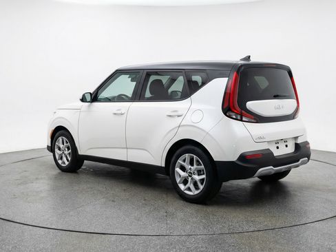 Used 2025 Kia Soul LX w/ LX Technology Package FWD image 6