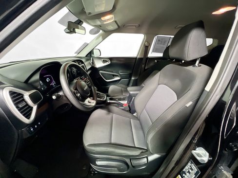 Used 2023 Kia Soul LX w/ LX Technology Package image 14