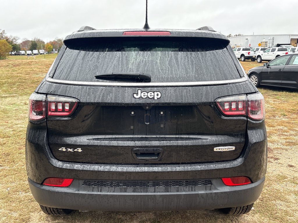 Used 2024 Jeep Compass Latitude w/ Convenience Group AWD/4WD image 7
