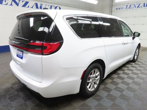 Used 2024 Chrysler Pacifica Touring-L FWD image 5