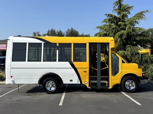 Used 2014 Chevrolet Express 3500 image 2