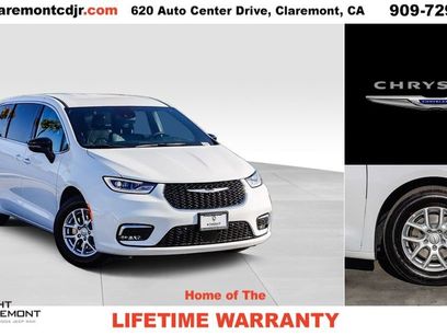 New 2025 Chrysler Pacifica Select