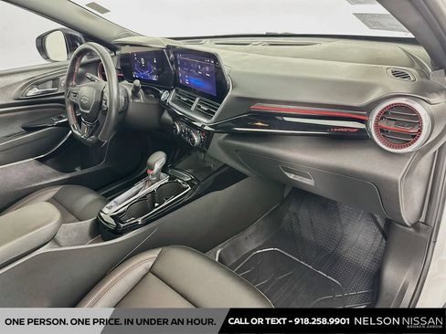 Used 2025 Chevrolet Trax RS w/ Sunroof Package FWD image 28
