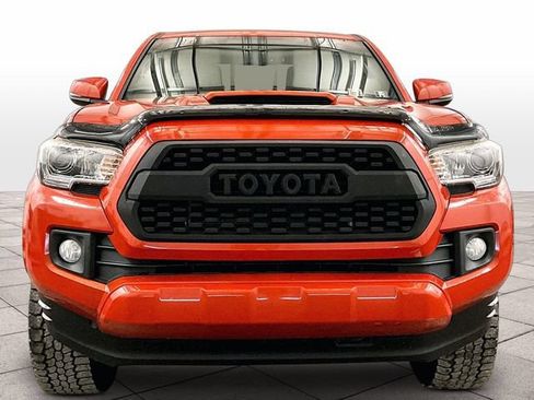 Used 2017 Toyota Tacoma TRD Sport w/ Tow Package (A/T) AWD/4WD image 3