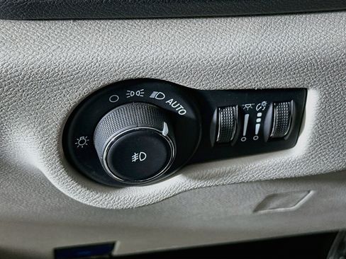 Used 2023 Chrysler Pacifica Touring-L FWD image 17