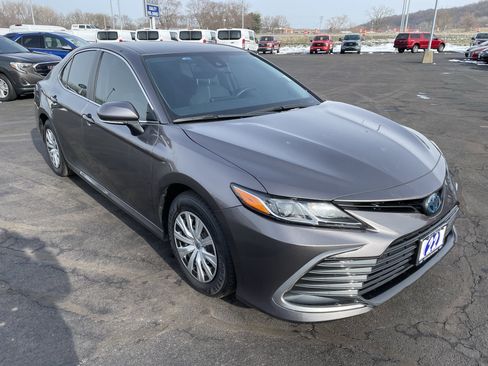 Used 2022 Toyota Camry LE image 9