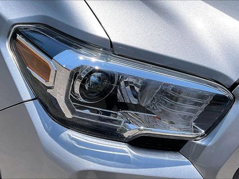 Used 2021 Toyota Tacoma TRD Off-Road AWD/4WD image 29