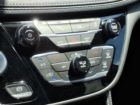 New 2027 Chrysler Pacifica Limited AWD/4WD image 30