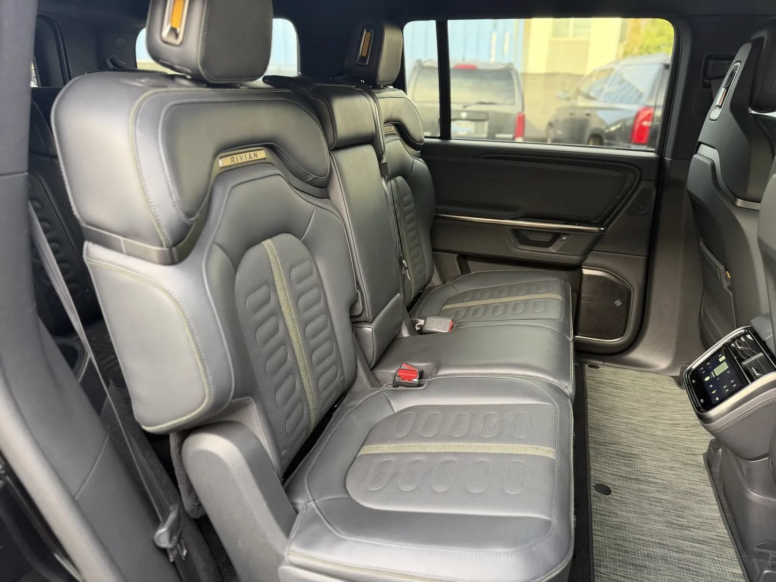 Used 2025 Rivian R1S Adventure Dual AWD/4WD image 20