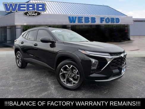Used 2025 Chevrolet Trax LT FWD image 1