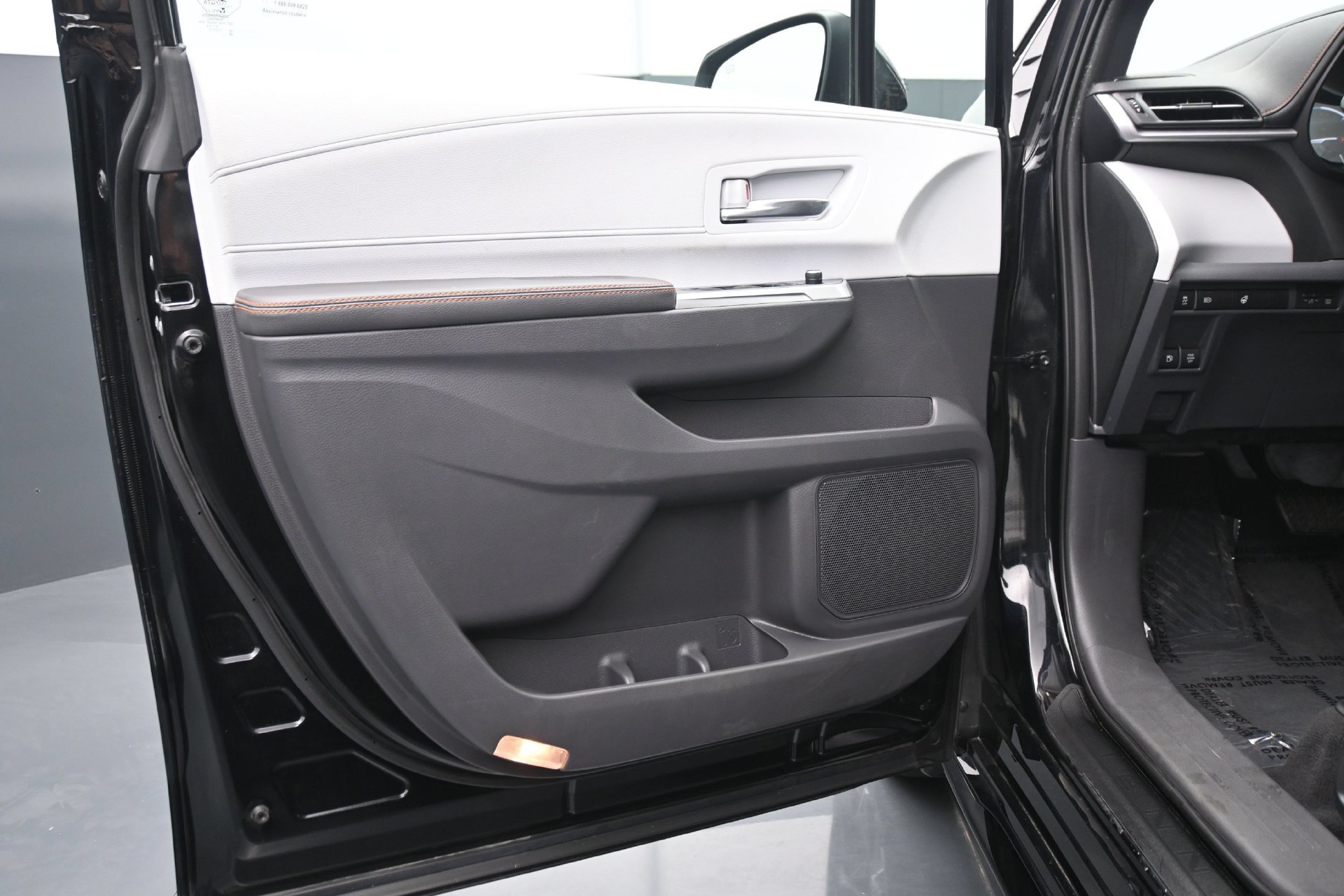 Used 2022 Toyota Sienna XSE FWD image 19