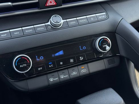 Used 2024 Hyundai Elantra SEL FWD image 29