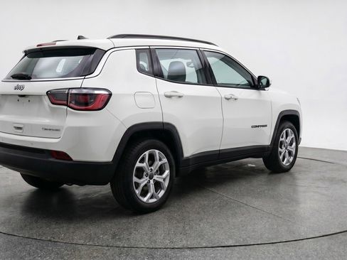 Used 2025 Jeep Compass Latitude AWD/4WD image 9