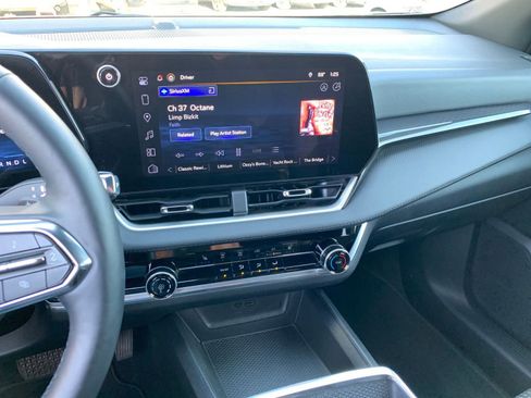 Used 2025 Chevrolet Equinox LT image 18