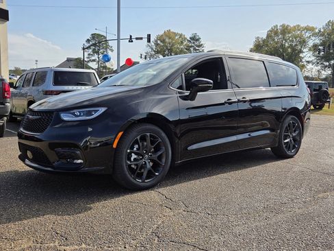 New 2026 Chrysler Pacifica Limited w/ Uconnect Theater Family Group FWD image 1