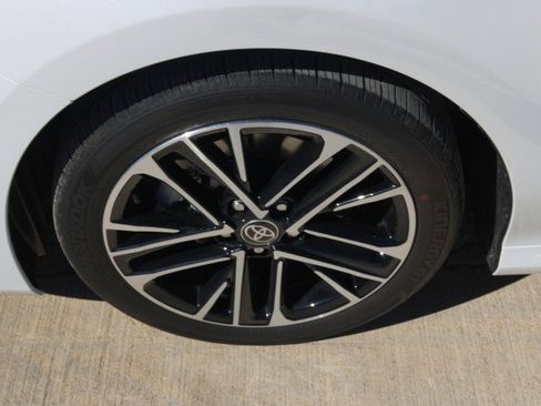 Used 2025 Toyota Camry XLE image 11