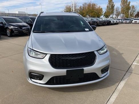 New 2026 Chrysler Pacifica Limited w/ S Appearance Package FWD image 2