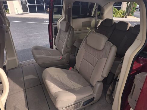 Used 2008 Chrysler Town & Country LX image 17