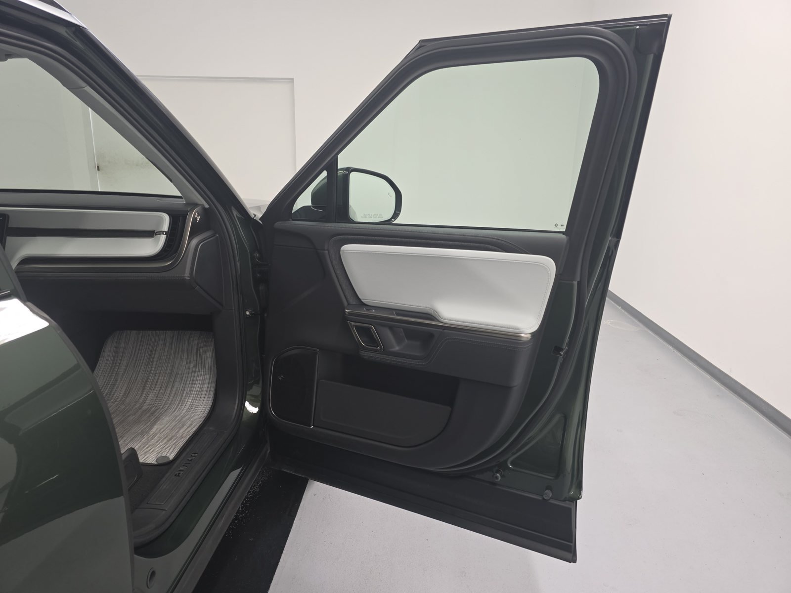 Used 2024 Rivian R1S Adventure Dual AWD/4WD image 18
