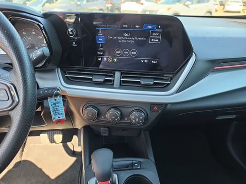 Used 2024 Chevrolet Trax RS FWD image 17