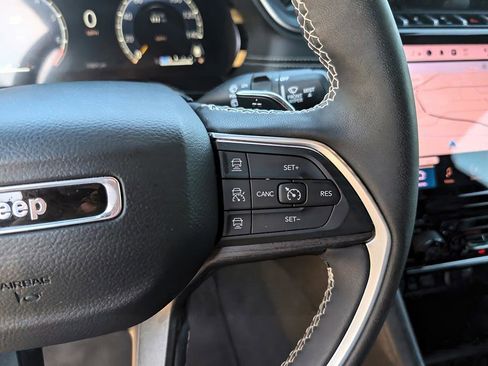 Used 2025 Jeep Grand Cherokee Limited AWD/4WD image 20