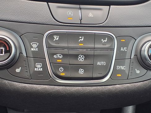 Used 2023 Chevrolet Malibu LT w/ Driver Confidence Package FWD image 9