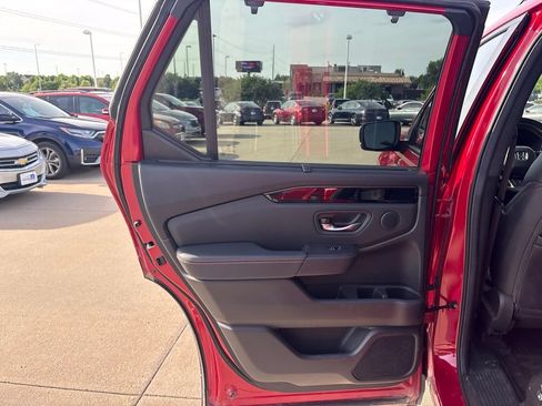 Used 2025 Honda Pilot TrailSport image 39