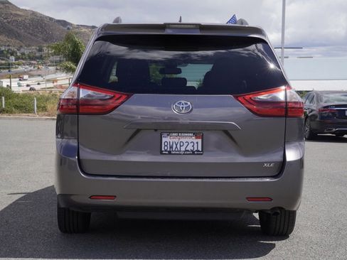 Used 2020 Toyota Sienna XLE image 5