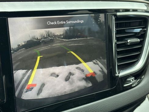 Used 2018 Chrysler Pacifica Touring-L Plus image 21