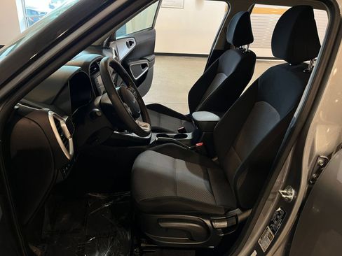 Used 2025 Kia Soul LX w/ LX Technology Package image 25