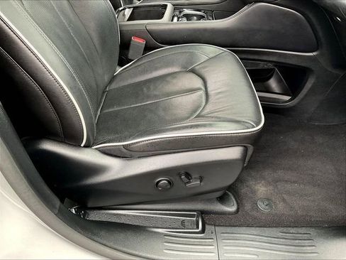 Used 2025 Chrysler Pacifica Limited FWD image 37