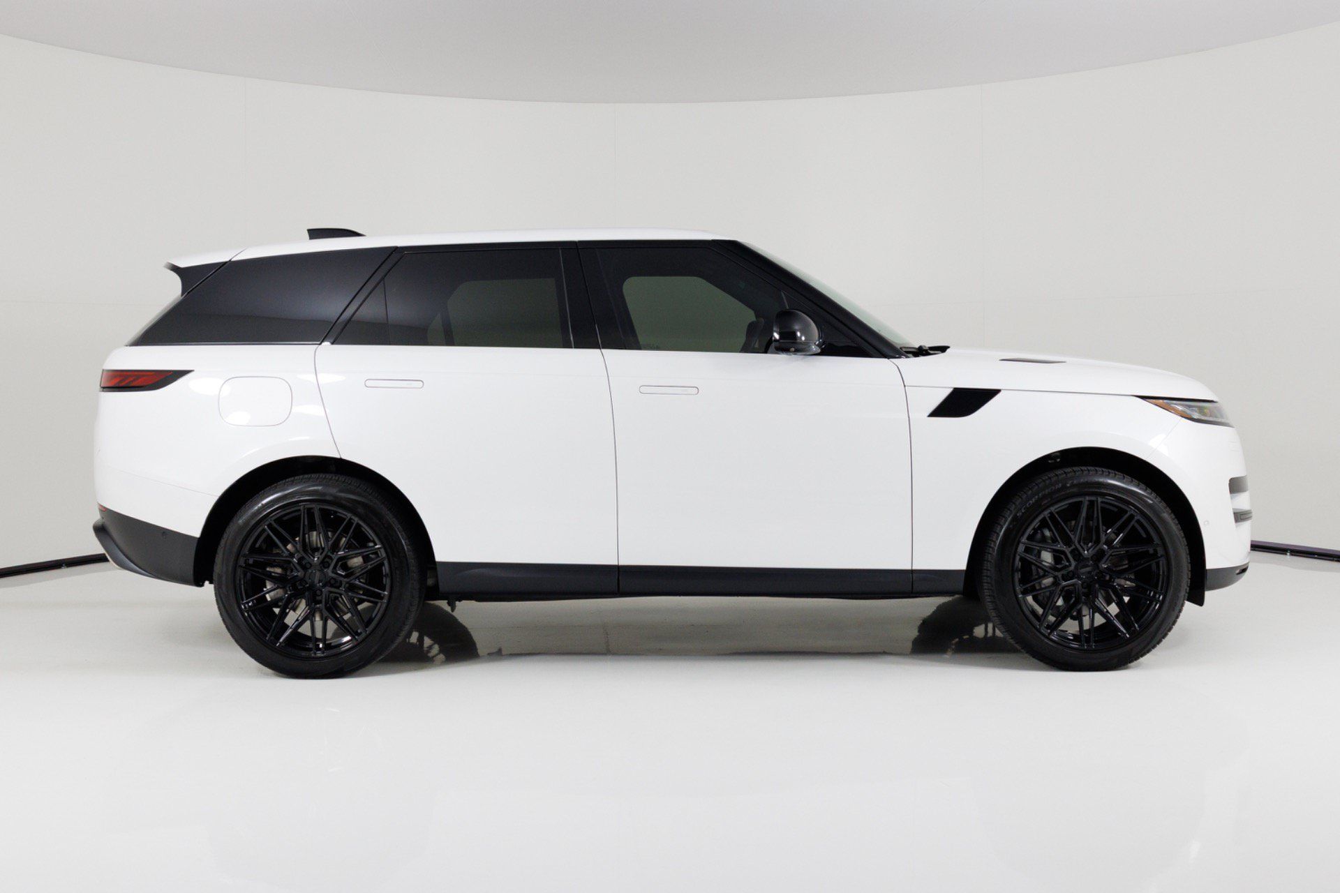 Used 2024 Land Rover Range Rover Sport SE AWD/4WD image 2
