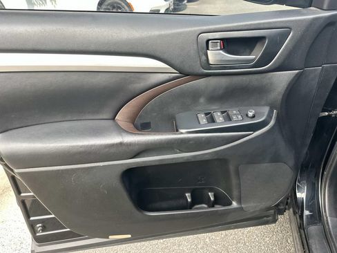 Used 2018 Toyota Highlander XLE AWD/4WD image 12