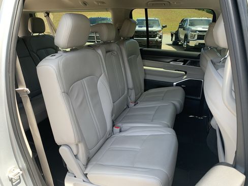 Used 2024 Jeep Wagoneer L Series II w/ Flexible Seating Group AWD/4WD image 36