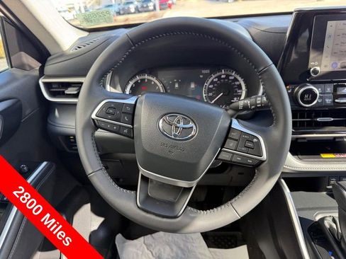 Used 2025 Toyota Highlander XLE image 14