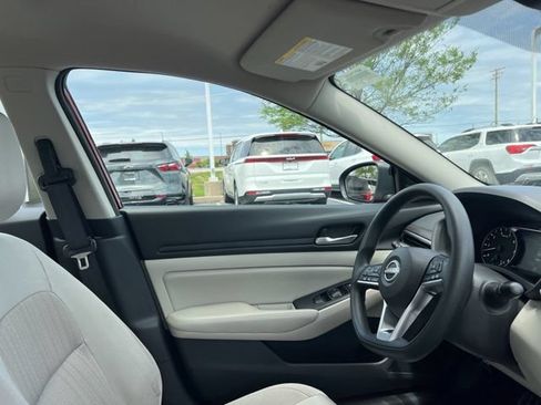 Used 2025 Nissan Altima 2.5 SV FWD image 31