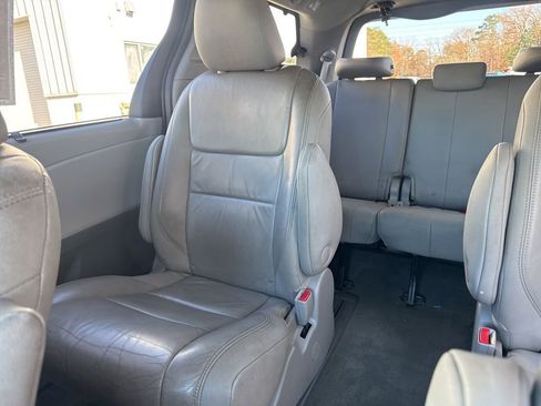 Used 2017 Toyota Sienna XLE image 12