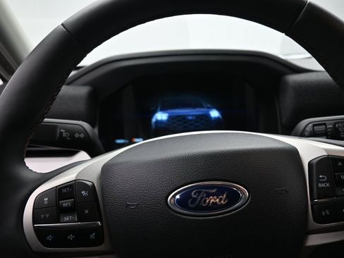 Used 2025 Ford Explorer Active w/ Active Comfort Package RWD image 13