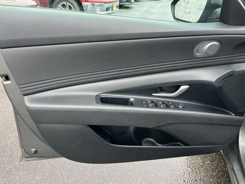 Used 2025 Hyundai Elantra SEL image 18
