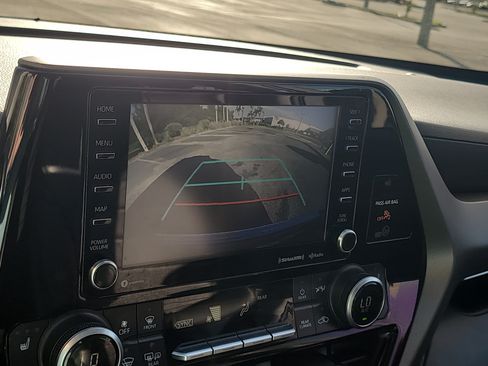 Used 2020 Toyota Highlander XLE AWD/4WD image 27