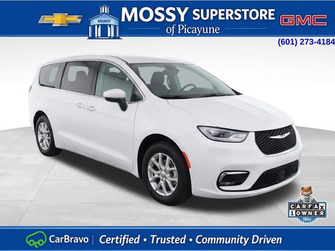 Used 2023 Chrysler Pacifica Touring-L image 2