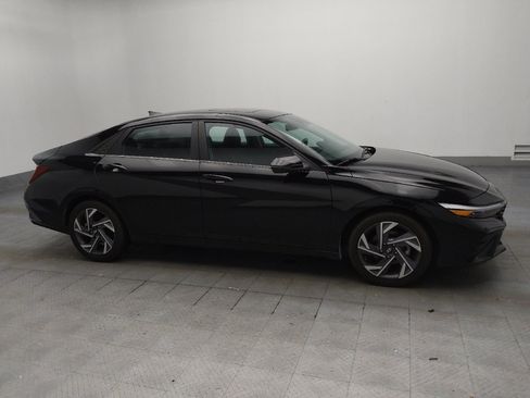 Used 2025 Hyundai Elantra Limited FWD image 11