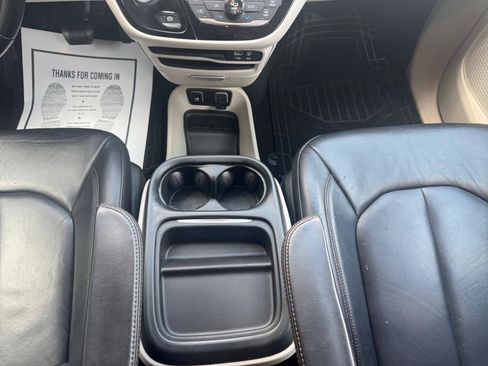 Used 2017 Chrysler Pacifica Touring-L FWD image 15