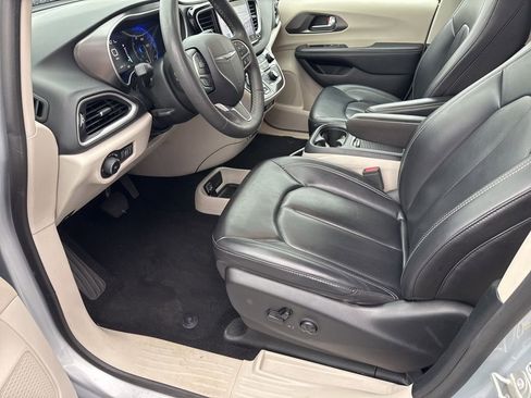 Used 2023 Chrysler Pacifica Touring-L FWD image 17