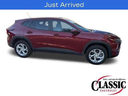 Used 2024 Chevrolet Trax LS w/ LS Convenience Package image 9