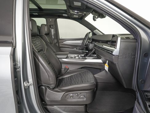 Used 2026 Cadillac Escalade V w/ LPO, ONYX Package image 10