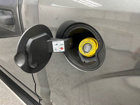 Used 2015 Ford F150 XLT image 25